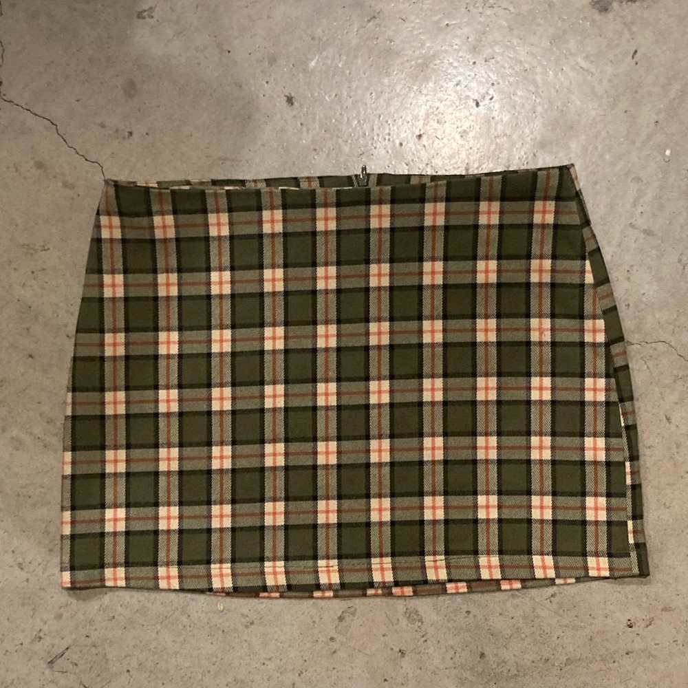 Brandy Melville Cara skirt

plaid low waist mini skirt